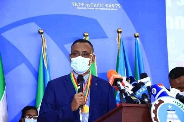 የቀድሞ የሲዳማ ዞን ዋና አሰተዳደር አቶ ቃሬ ጫዊቻ በኢፊድሪ ጤና ሚኒሰትር በተለያዩ የስራ ኃላፊነቶች የላቀ አገልግሎት በመስጠት ተሸላሚ ሆኑ