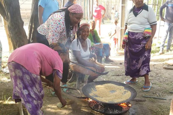 በሐዋሳ ከተማ አስተዳደር የባህል አዳራሽ ክ/ከተማ ከተማ እናቶች ከሀገር መከላከያ ሰራዊት ጎን እንቆማለን በማለት ድጋፋቸውን ገለጽ።