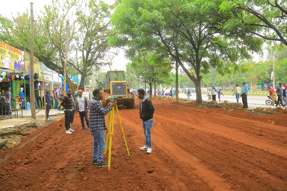 በሐዋሳ ፍትሀዊ የልማት ተጠቃሚነትና የህግ የበላይነት ጎልቶ የታየበት ከህግ ውጪ የተያዘ መሬት ማስለቀቅ፣ የእግረኛ መንገድ ከፈታና የመንገድ ጠርዝ ልማት ስራ በምስል